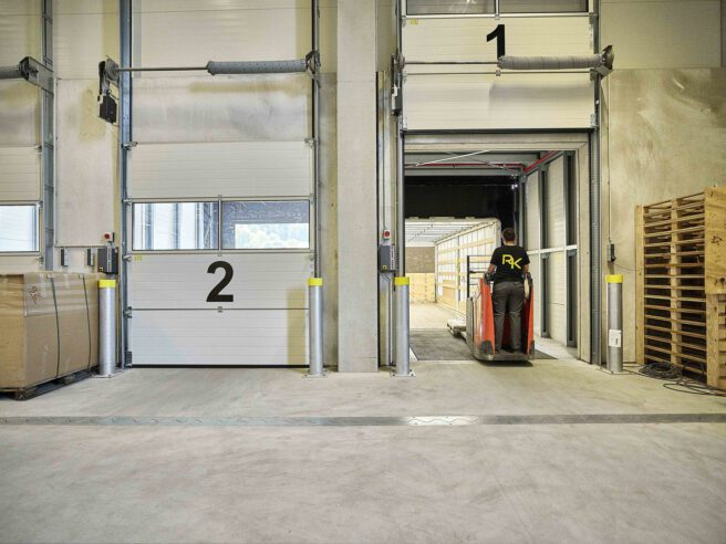 REINHOLD KELLER Logistikhalle K Innenaufnahme Entladung LKW