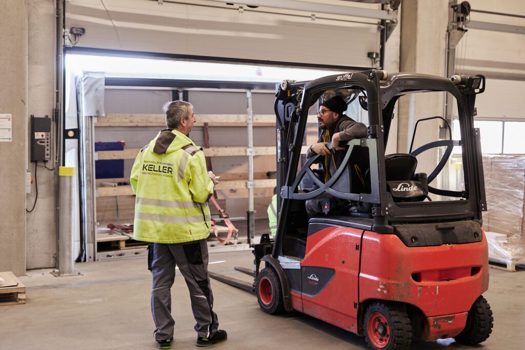 Kollegen in der Logistik am absprechen REINHOLD KELLER Group