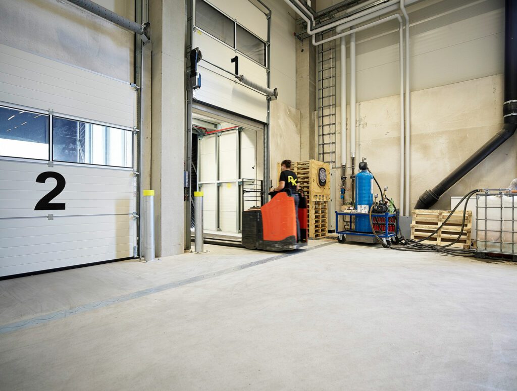 Entladung LKW, Logistikcenter, REINHOLD KELLER
