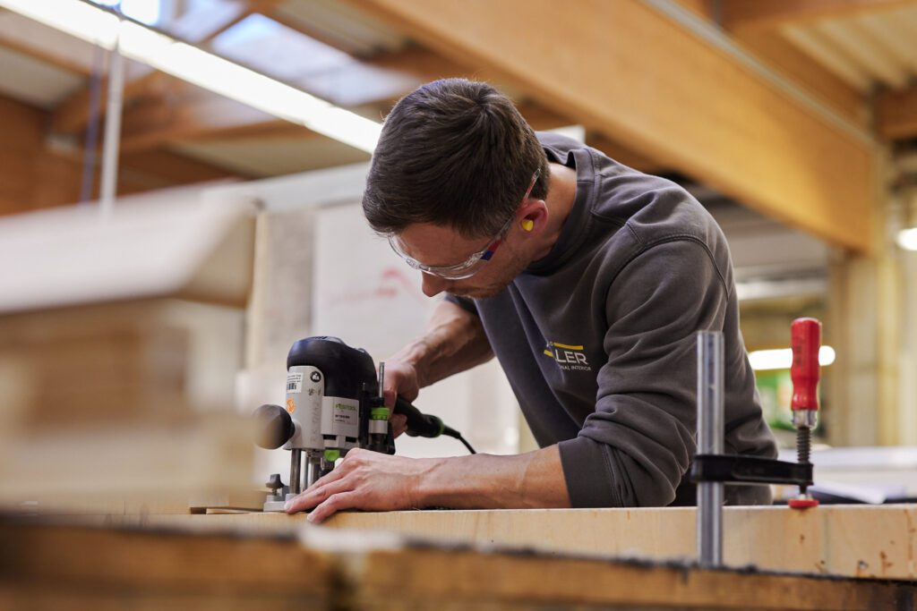 Kollege am Möbel produzieren, Möbelproduktion, REINHOLD KELLER Group