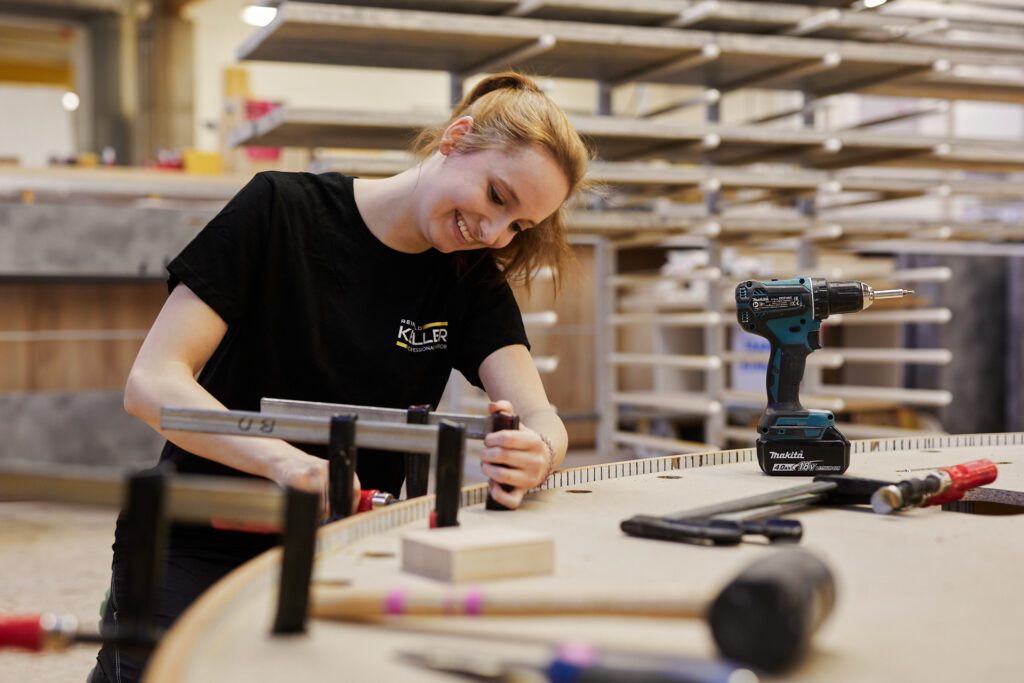 Kollege am Möbel produzieren, Schreinerin, REINHOLD KELLER Group