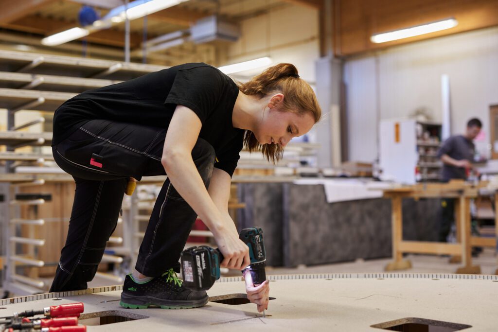 Schreinerwerkstatt Schreinerin Bohrmaschine REINHOLD KELLER