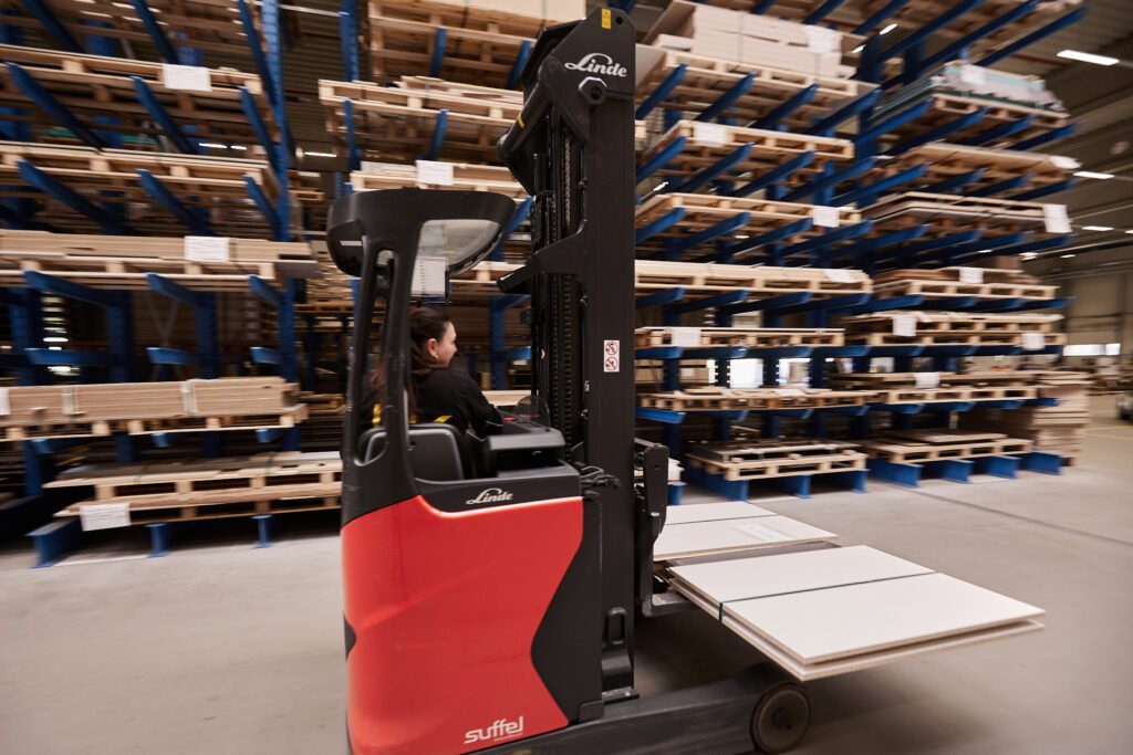 Warentransport per Seitenhubmaststapler REINHOLD KELLER