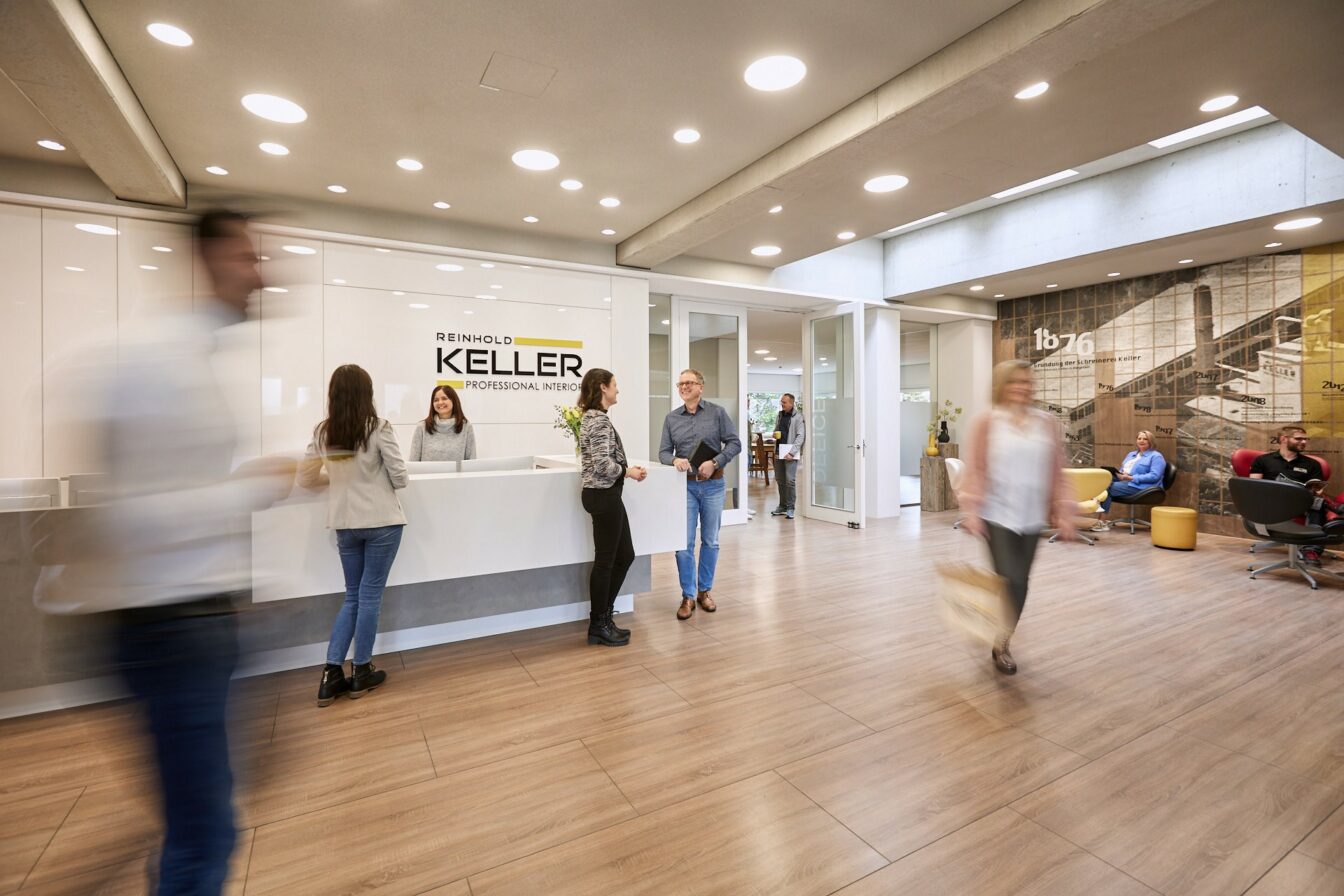 REINHOLD KELLER Group Team im Eingangsbereich