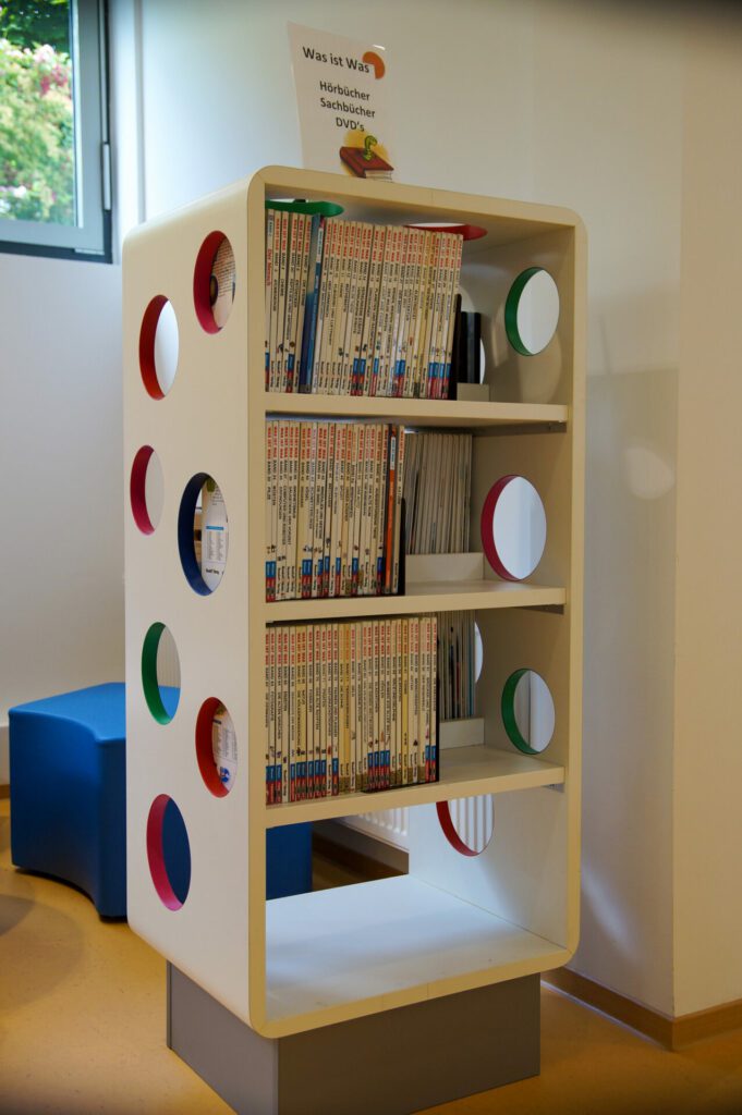 Upcycling library Hardheim Bookshelf