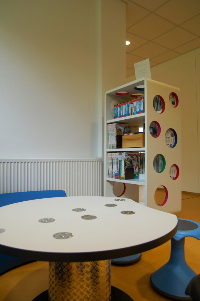 Upcycling library Hardheim Bookshelf table