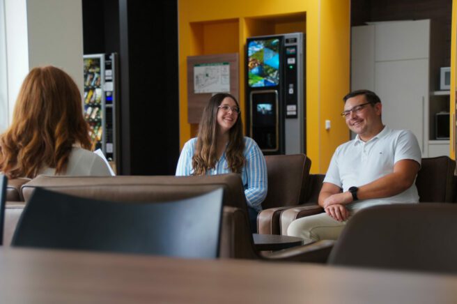 Interview Anna und Lukas, Technikerausbildung, Cafeteria, REINHOLD KELLER