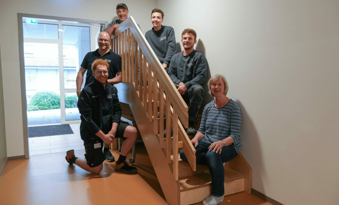 Gruppenbild auf der Therapietreppe für die Lebenshilfe Miltenberg | REINHOLD KELLER Group