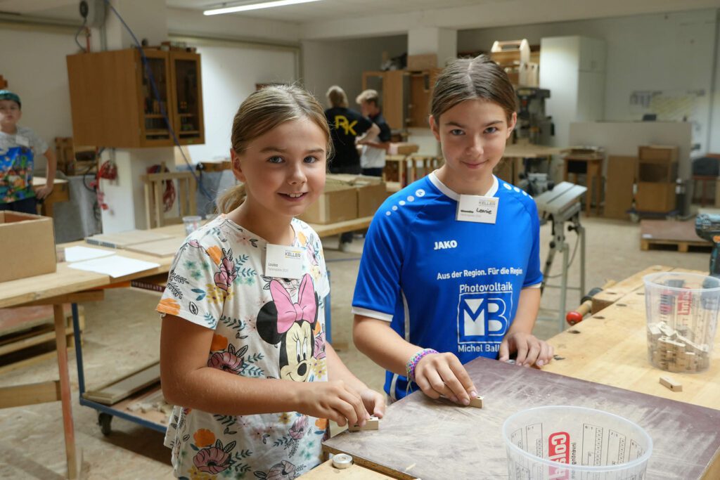 ferienspiele-2025-extern-zwei-mädchen-lächeln