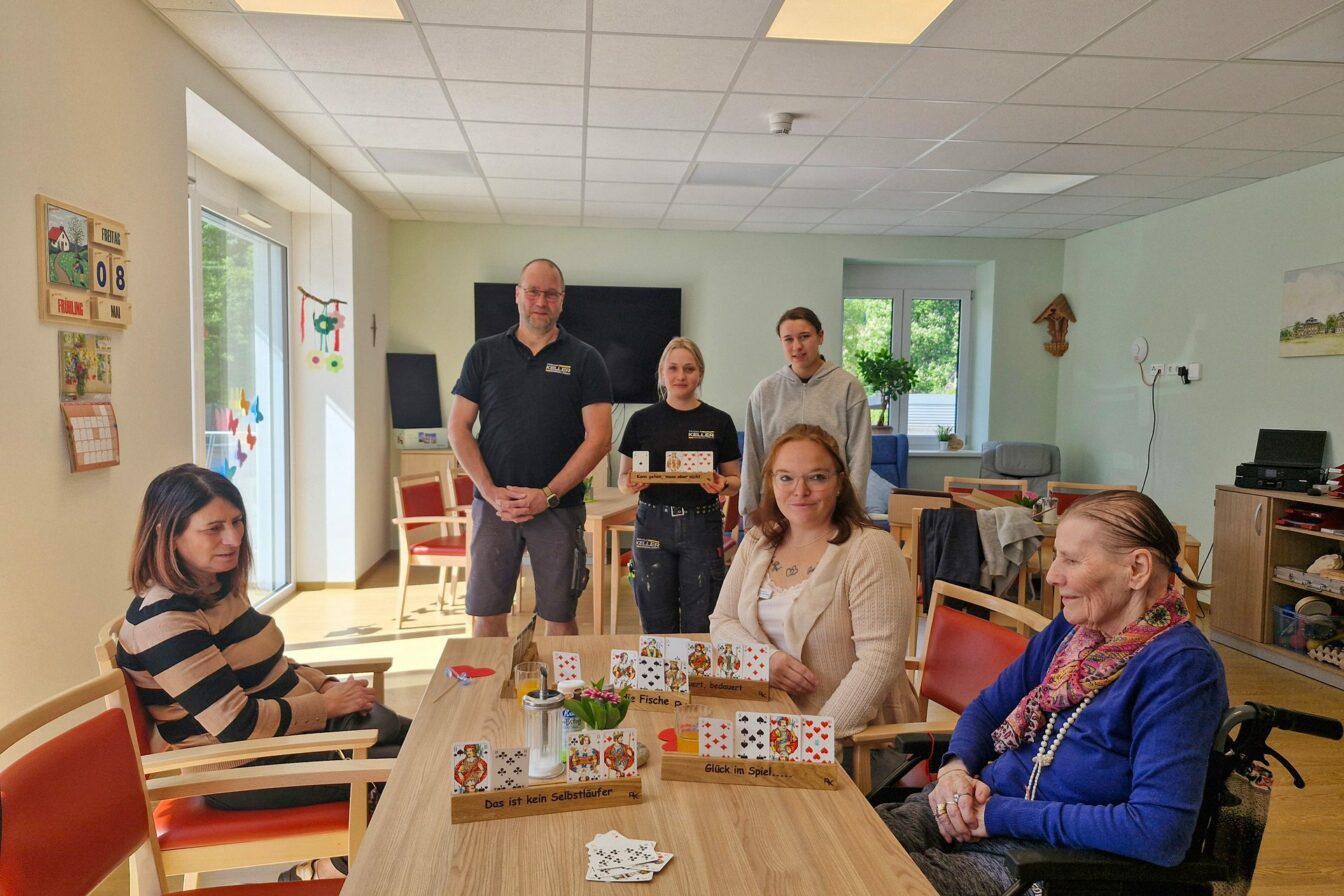 Presentation of card holders to Caritas Adult Day Care Kleinheubach, REINHOLD KELLER Group