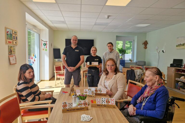 Presentation of card holders to Caritas Adult Day Care Kleinheubach, REINHOLD KELLER Group