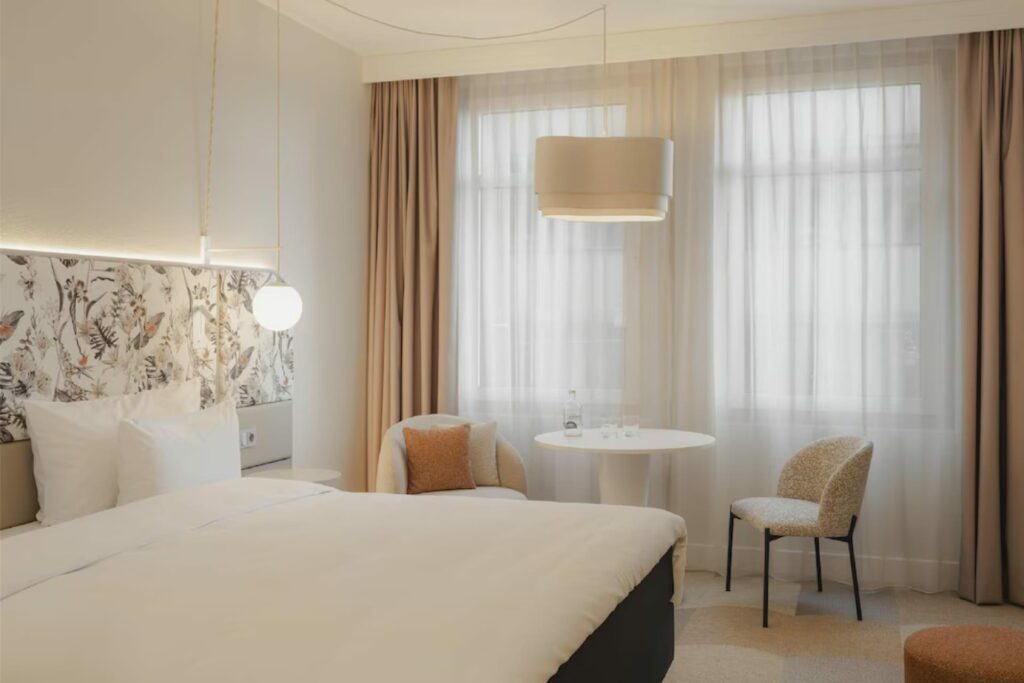 Radisson Blu Bremen, Tisch mit Stühlen, REINHOLD KELLER Group