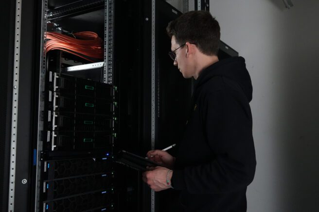 Interview IT & Stammdatenmanagement, Mario im Serverraum, REINHOLD KELLER