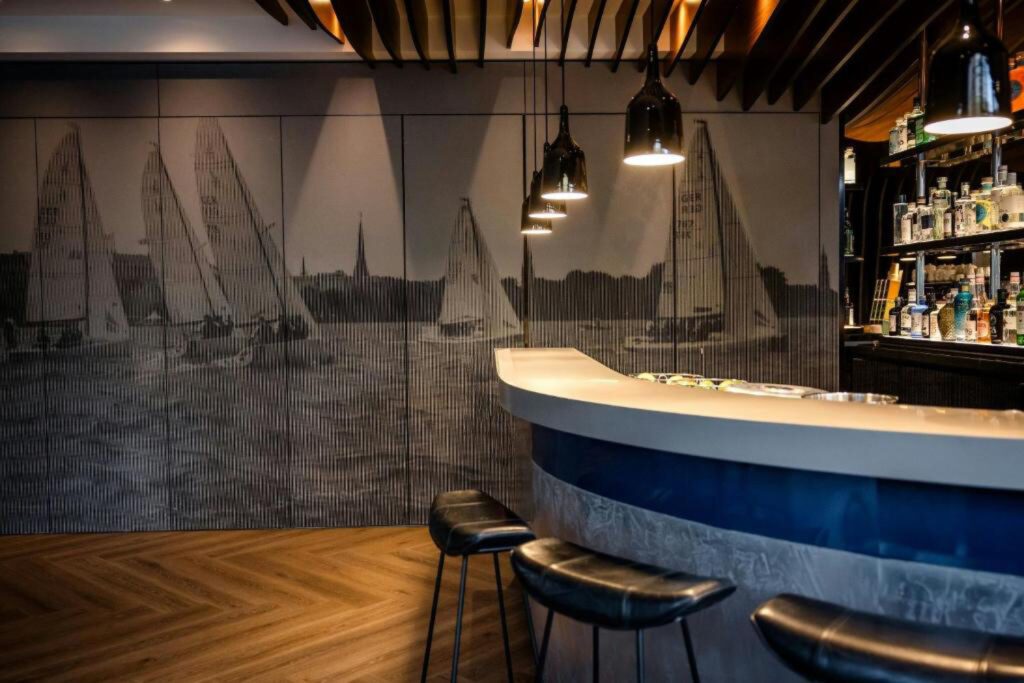 Motel One Hamburg-Alster, Bar Seitenansicht, REINHOLD KELLER